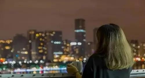 梦到手机被人摔成两半又给我一个好的是什么意思