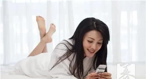 在被窝里玩手机的危害
