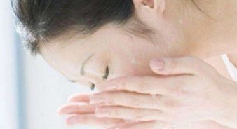 嘴角周围发黑是什么原因