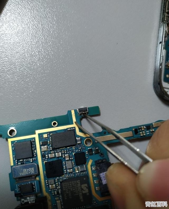 用镊子夹手机主板的哪个位置可以开机